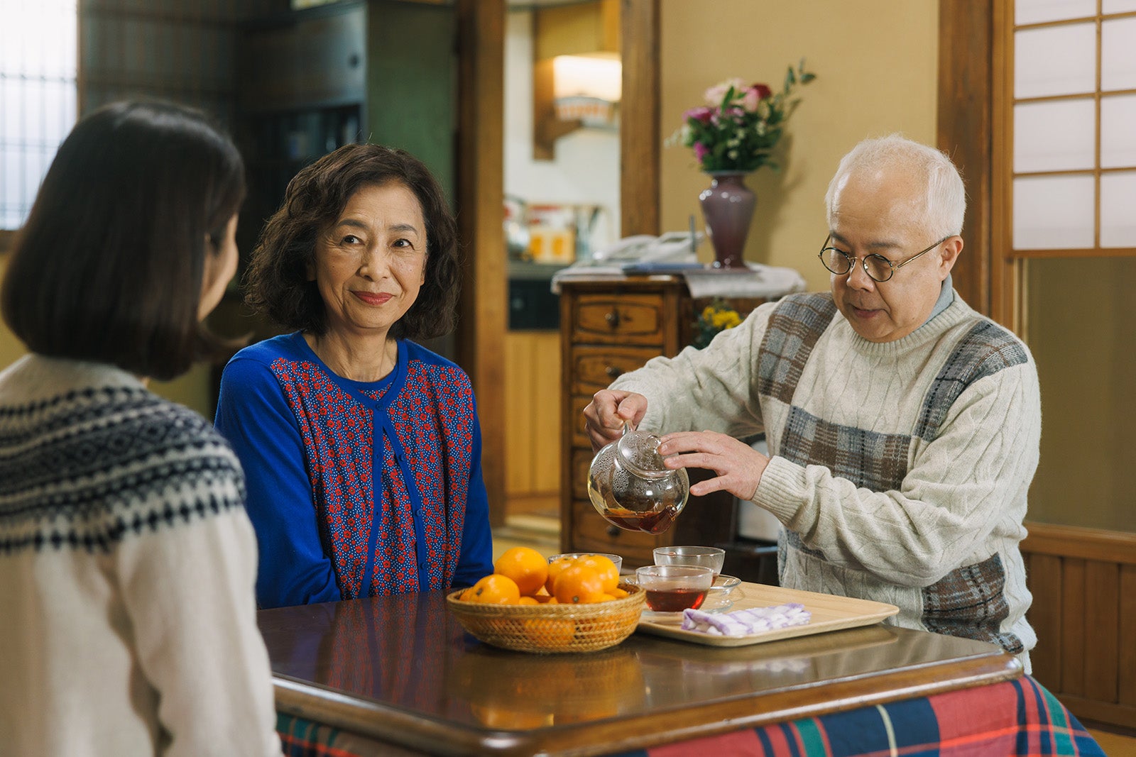 小池栄子、小堺一機「コタツがない家」第8話より（C）日本テレビ