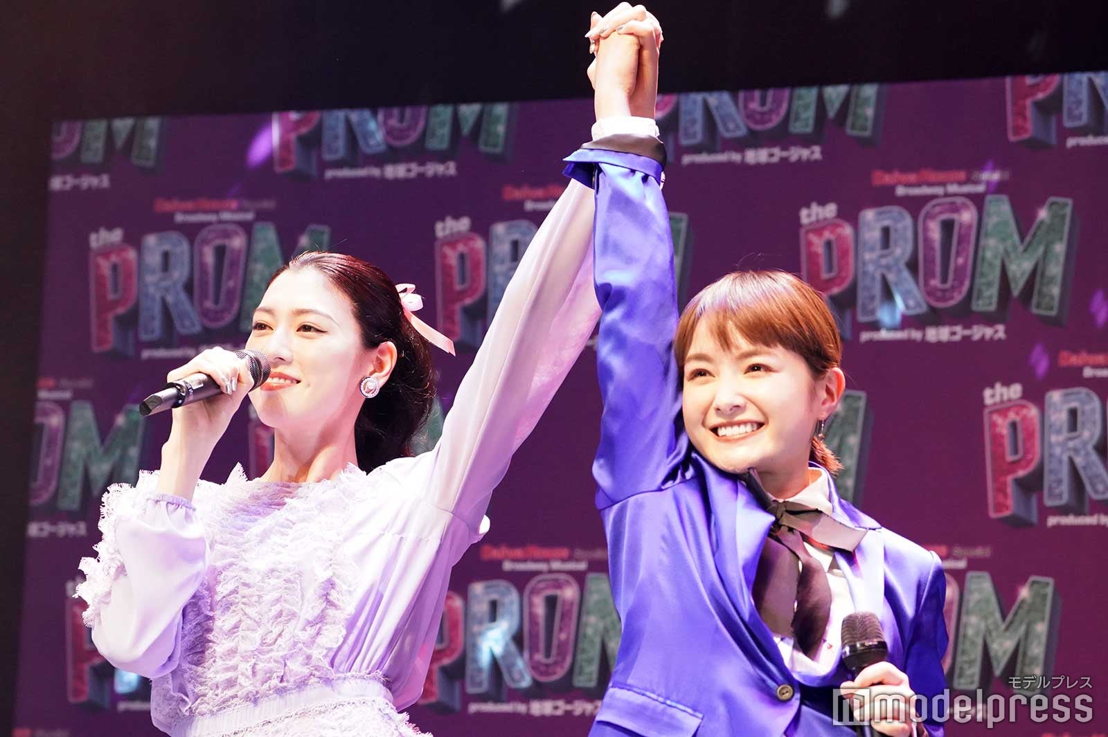 葵わかな＆三吉彩花、レズビアンの女子高生カップル役「カップルっぽさが出てきたのかな」＜The PROM＞