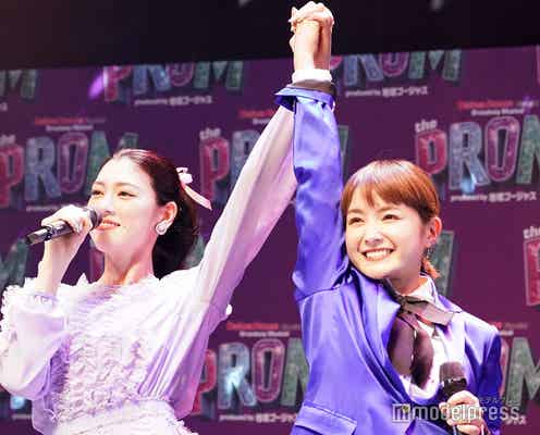 葵わかな&三吉彩花、レズビアンの女子高生カップル役「カップルっぽさが出てきたのかな」<The PROM>