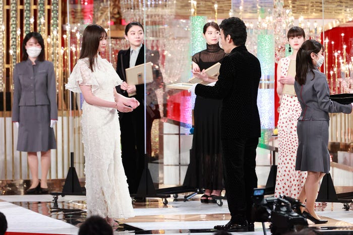 吉川愛、草なぎ剛(C)東京写真記者協会