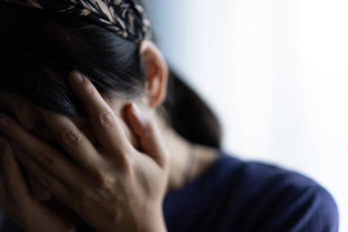 「本当は言いたいこと我慢してる…」人間関係で無理してる人あるある