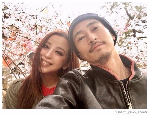 窪塚洋介＆PINKY夫妻、安産祈願デート 幸せオーラ全開2ショットに反響