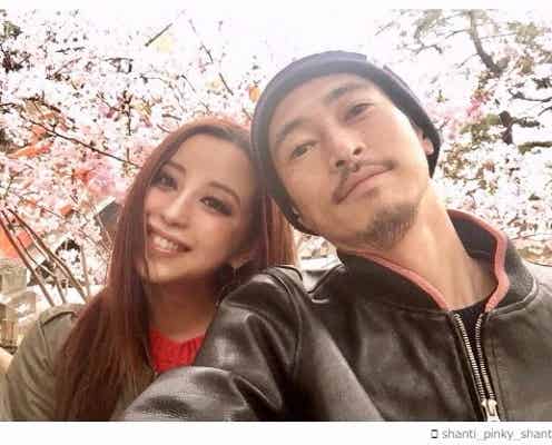 窪塚洋介&PINKY夫妻、安産祈願デート 幸せオーラ全開2ショットに反響