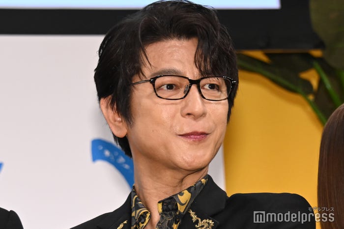 向井康二のライブシーンで涙を流した及川光博(C)モデルプレス