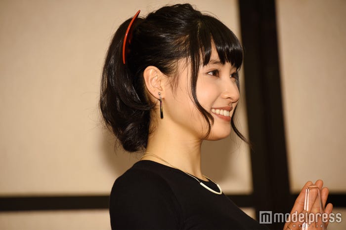 イヤリング、ネックレスもシックに/土屋太鳳(C)モデルプレス