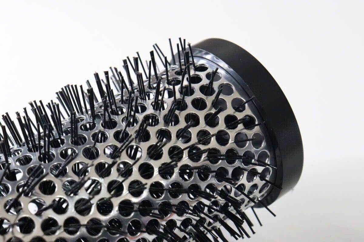 ロールヘアブラシの金属部分の穴とナイロンブラシの毛先のクローズアップ