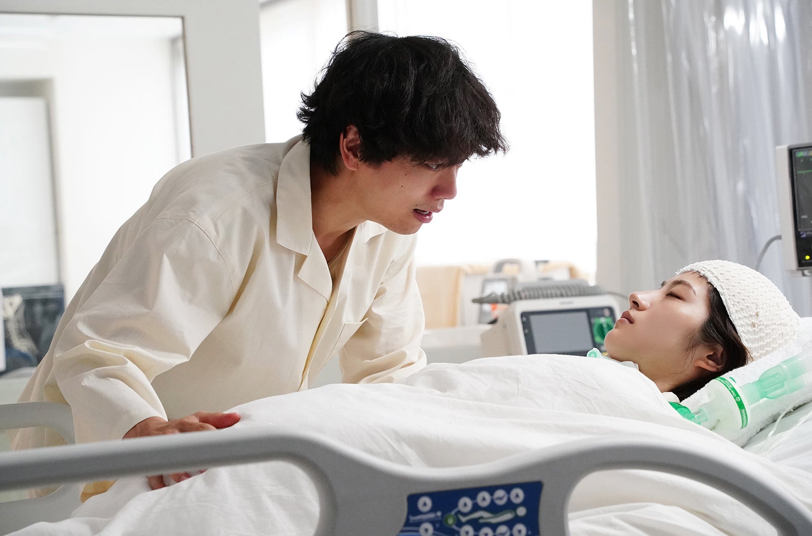 山崎育三郎、若月佑美 （C）2022横幕智裕・モリタイシ／集英社・映画「ラジエーションハウス」製作委員会