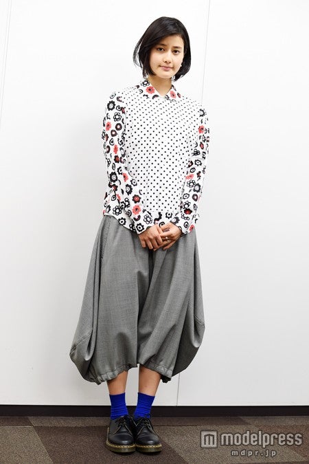 橋本愛／スタイリスト：大石裕介（DerGLANZ)／ヘアメイク：大川雅之／衣裳協力：イヤリング・リングnymphs