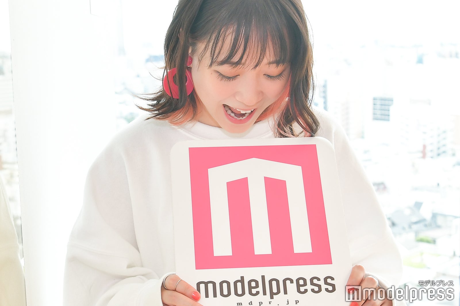 今回もやっぱりモデルプレスのロゴを食べる。（C）モデルプレス