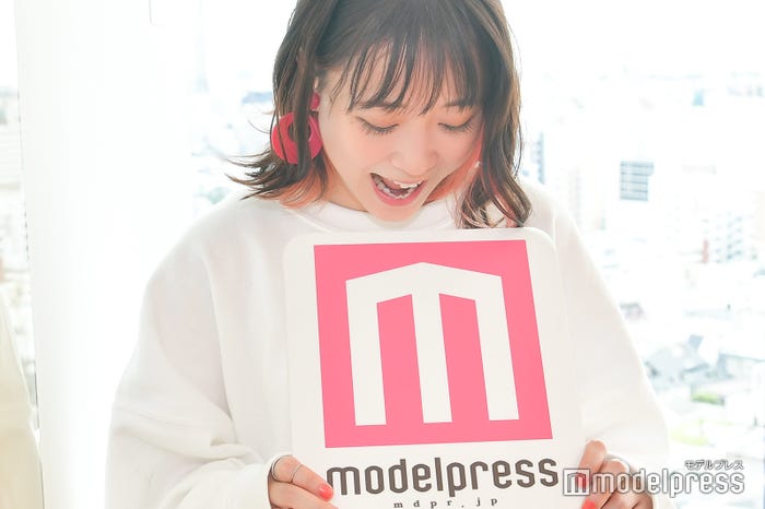 今回もやっぱりモデルプレスのロゴを食べる。(C)モデルプレス