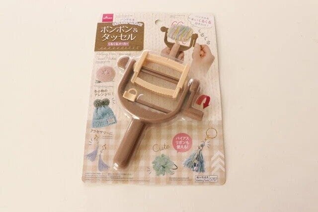 ダイソー くるくる回して作れるボンボン&タッセルメーカー パッケージ ダイソー くるくる回して作れるボンボン&タッセルメーカー パッケージ