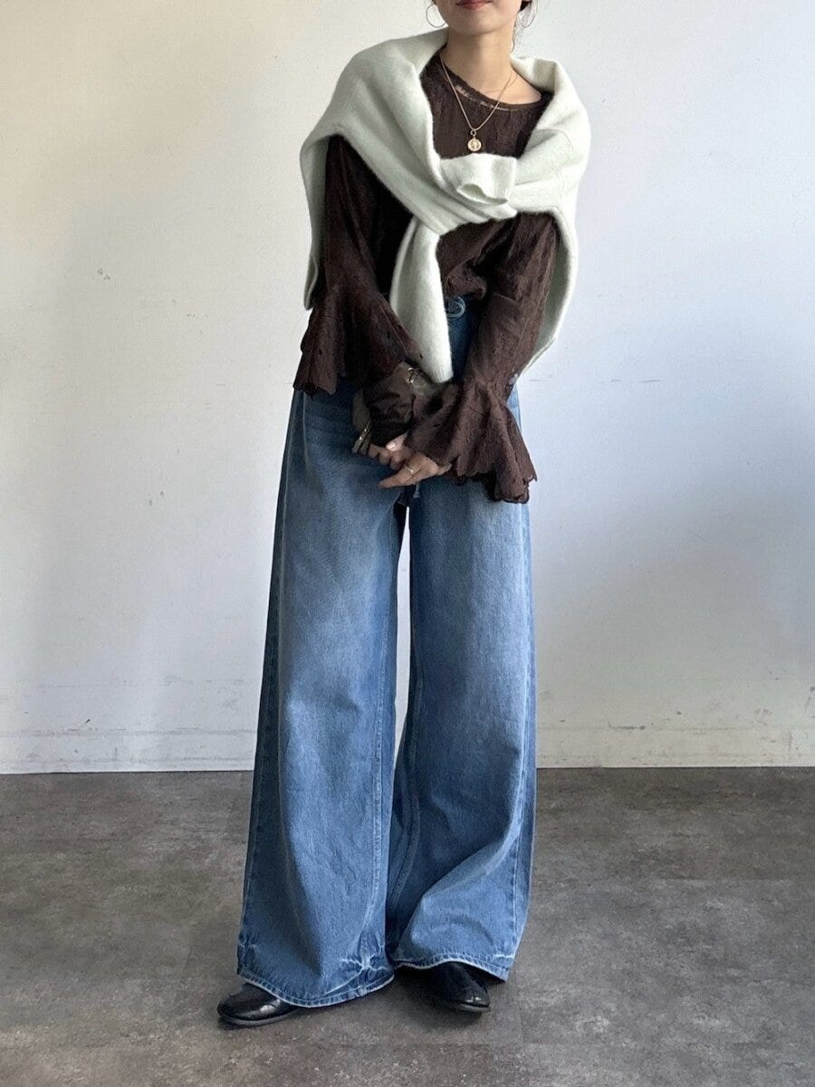 ニット肩掛けコーデ 2026春大人女性おすすめワイドデニムニット肩掛けコーデ