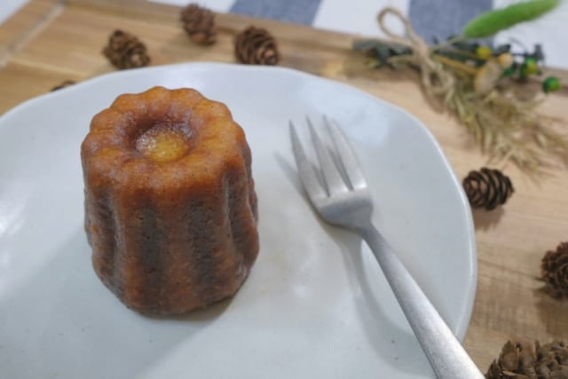 カルディのカヌレを斜めから撮った画像