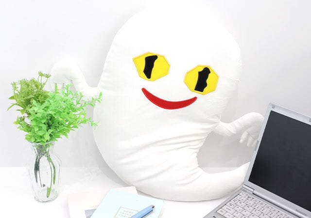 ねないこだれだおばけクッションデスクワーク