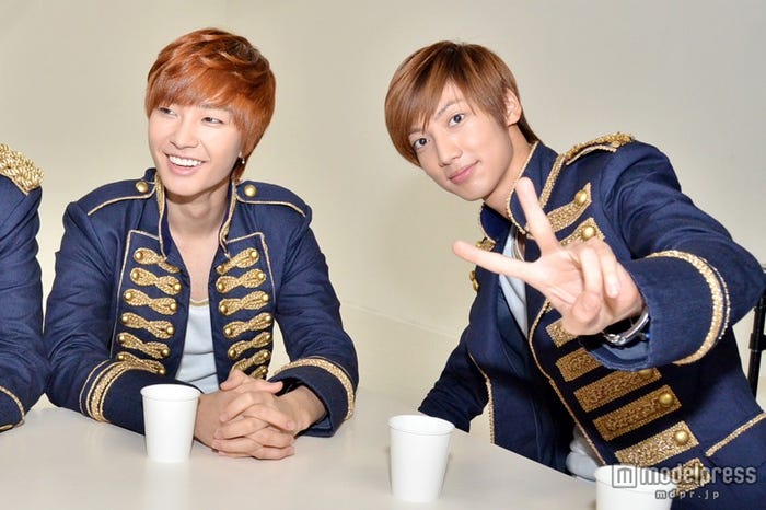 インタビュー中も無邪気にポージング(左から)ジョンミン、クァンミン