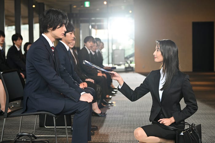 塩野瑛久、菜々緒「無能の鷹」第1話(C)テレビ朝日