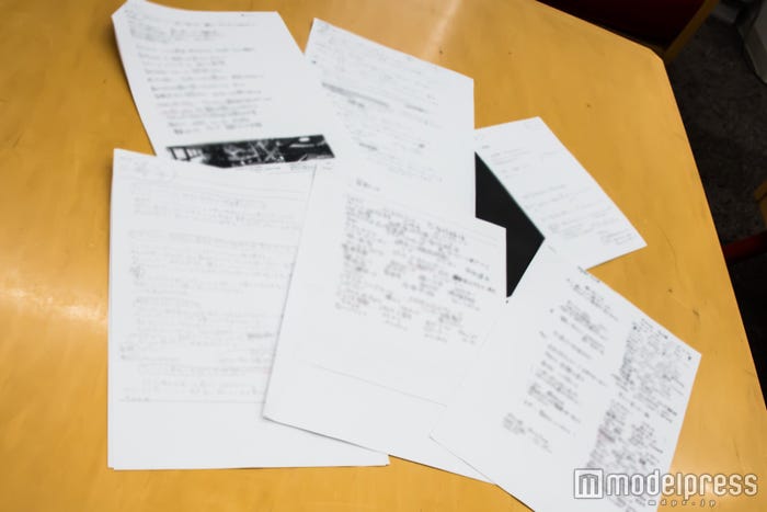 「秘密の資料」※メンバーの希望によりぼかしを入れさせて頂いております。 (C)モデルプレス