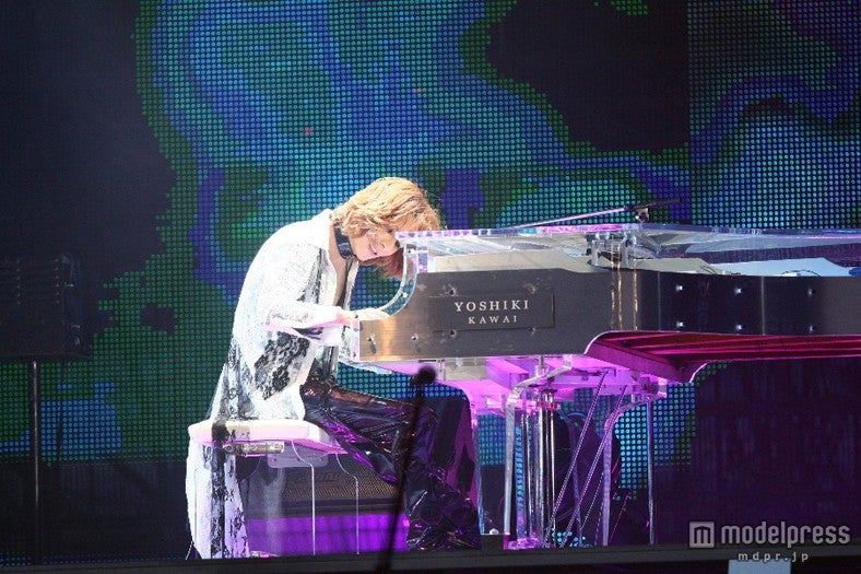 「第70回ゴールデン・グローブ賞授賞式」にサプライズ出演したYOSHIKI／Photo by Jason MerrittGetty Images
