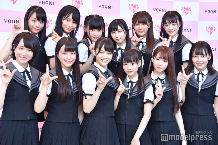 =LOVE(後列左から)瀧脇笙古、大場花菜、齋藤樹愛羅、山本杏奈、佐竹のん乃、音嶋莉沙(前列左から)野口衣織、佐々木舞香、髙松瞳、齊藤なぎさ、大谷映美里、諸橋沙夏 =LOVE (C)モデルプレス