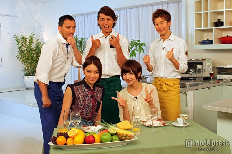 前列左より：秋元才加、篠田麻里子後列左より：ベリッシモ・フランチェスコ、有坂翔太、寺田真二郎