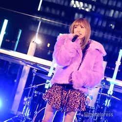 モデルプレス - 安斉かれん「TGC teen 2020 Winter online」で新曲披露 渋谷に美声響かせる