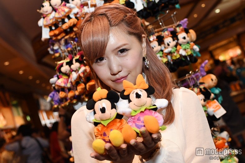  ミッキー＆ミニーペアぬいぐるみバッジ／モデル：河西里音