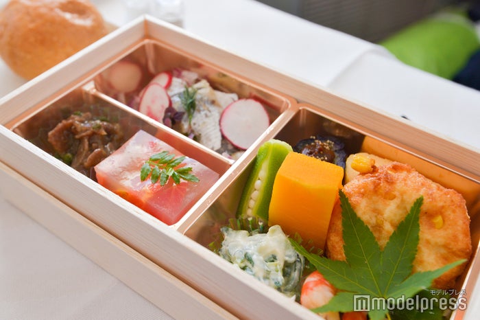 日本人シェフ・前沢リカさん監修の機内食も（写真は夏メニュー） （C）ビューティーガール