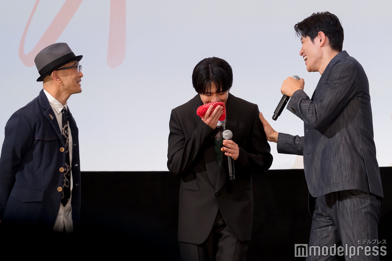 前田哲監督、鈴鹿央士、鈴木亮平（C）モデルプレス