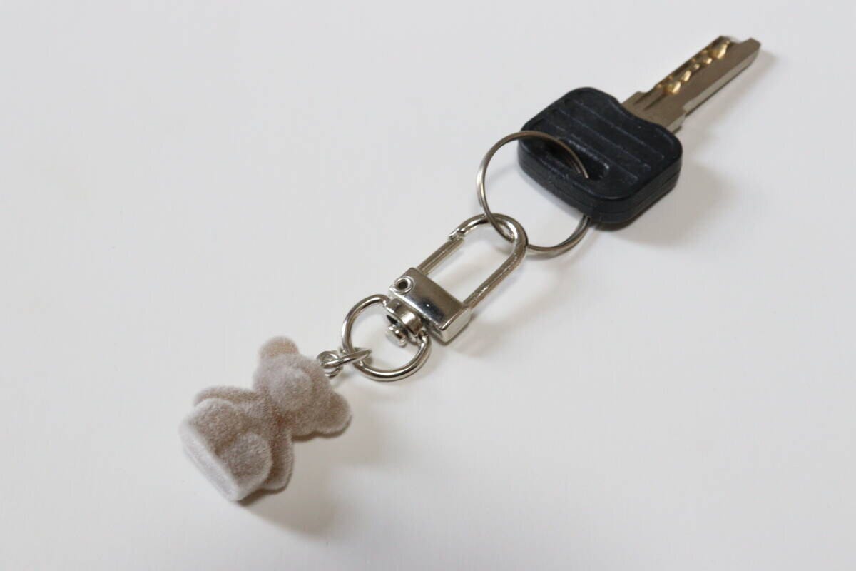 ダイソーのくまキーホルダー（ブラック、ホワイト、ブラウン）を鍵に付ける　