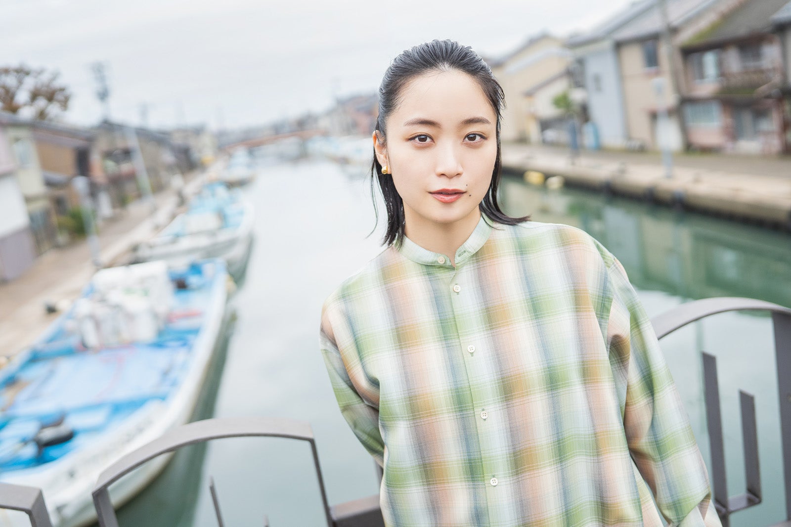 深川麻衣、自然体の美しさで魅了 主演映画のオフィシャルブック決定でロケ地再訪＜おもいで写眞＞