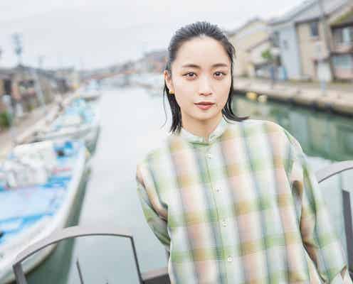 深川麻衣、自然体の美しさで魅了 主演映画のオフィシャルブック決定でロケ地再訪<おもいで写眞>