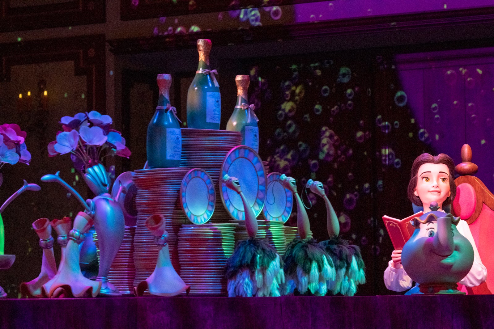 ダイニングルーム／「美女と野獣“魔法のものがたり”」（C）Disney