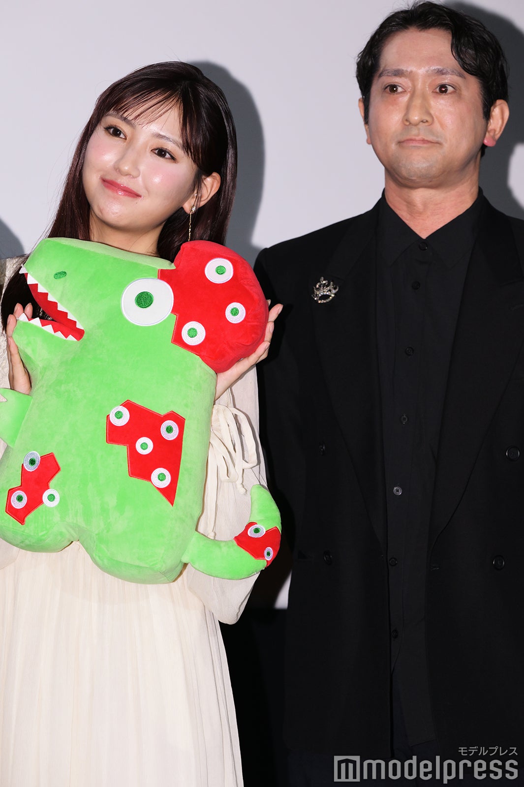 沢口愛華、夏⽬⼤⼀朗監督（C）モデルプレス