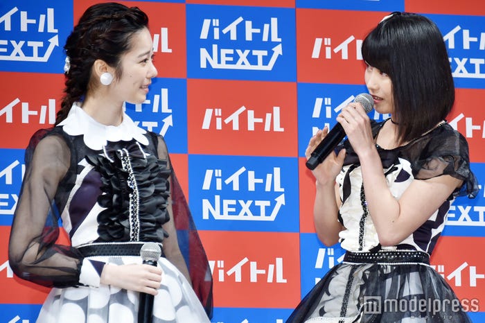 島崎遥香、横山由依(C)モデルプレス