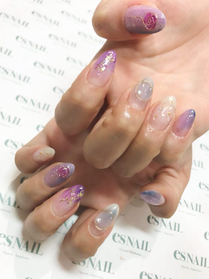 ゴールドのパーツで統一感を/画像提供:esNAIL