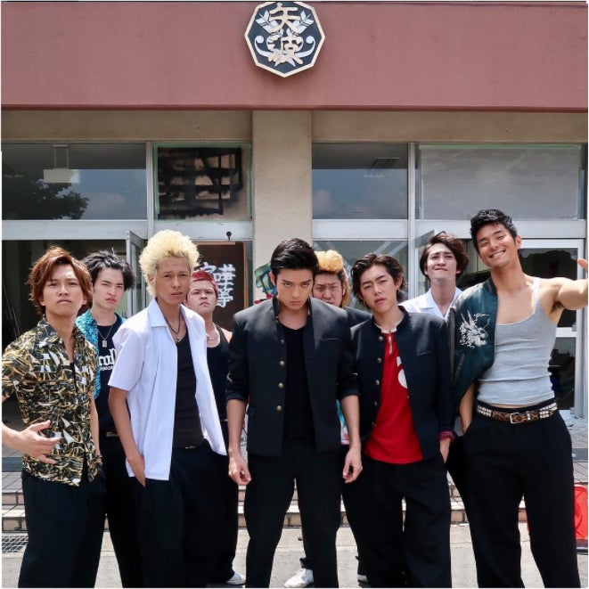 矢波高校のトップに君臨する市橋（前列中心）（画像提供：カンテレ）