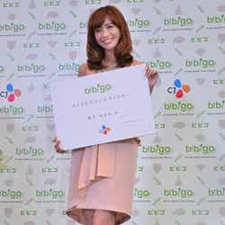 認定書を持った優木まおみ