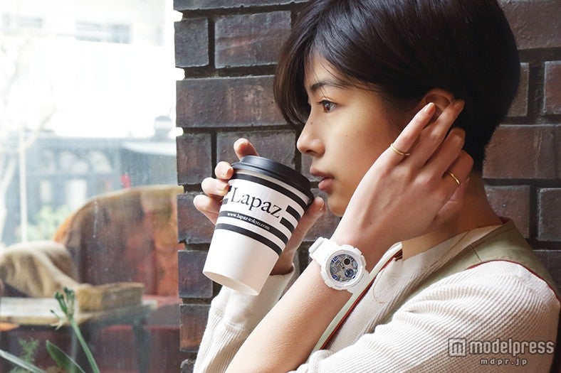 ナチュラルコーデ×ホワイトウォッチで休日のリラックス感を演出