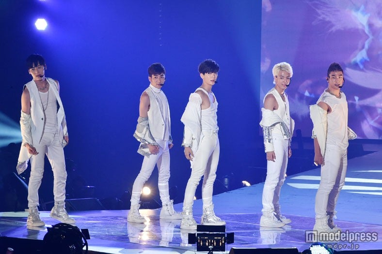 NU’EST、純白衣装で際立つビジュアル　華麗なパフォーマンスで3万4千人魅了