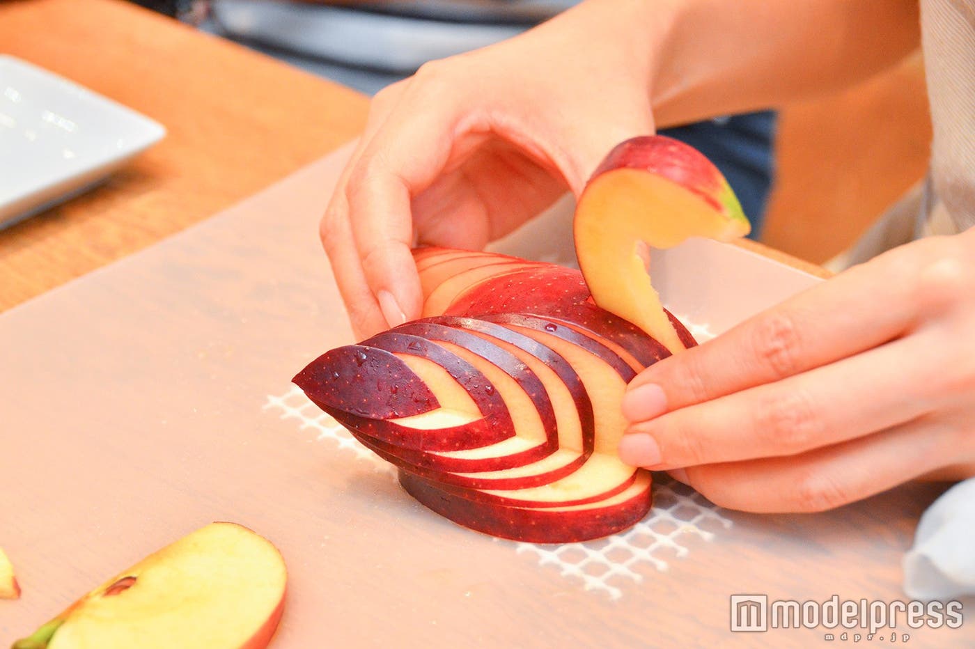 スライドさせてみると白鳥に!(C)モデルプレス