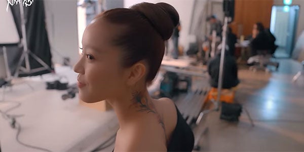 XG・CHISA、“秘密にしていた”首タトゥーについて沈黙を破る
