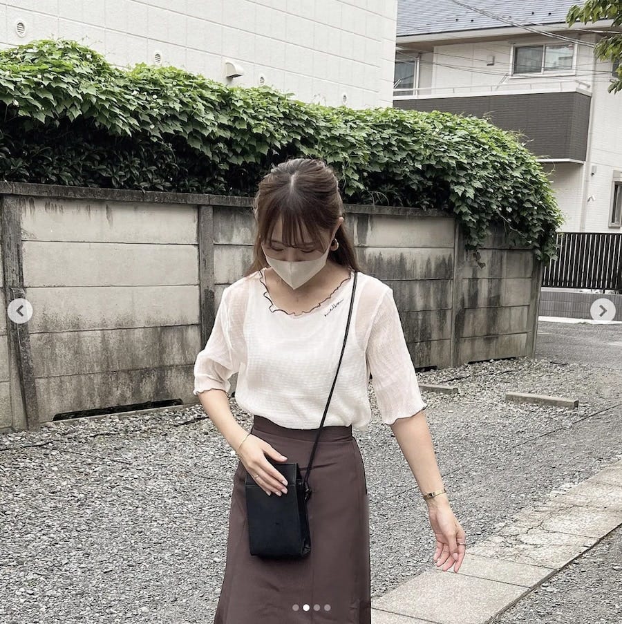 バイカラーシアートップスの淡色コーデ