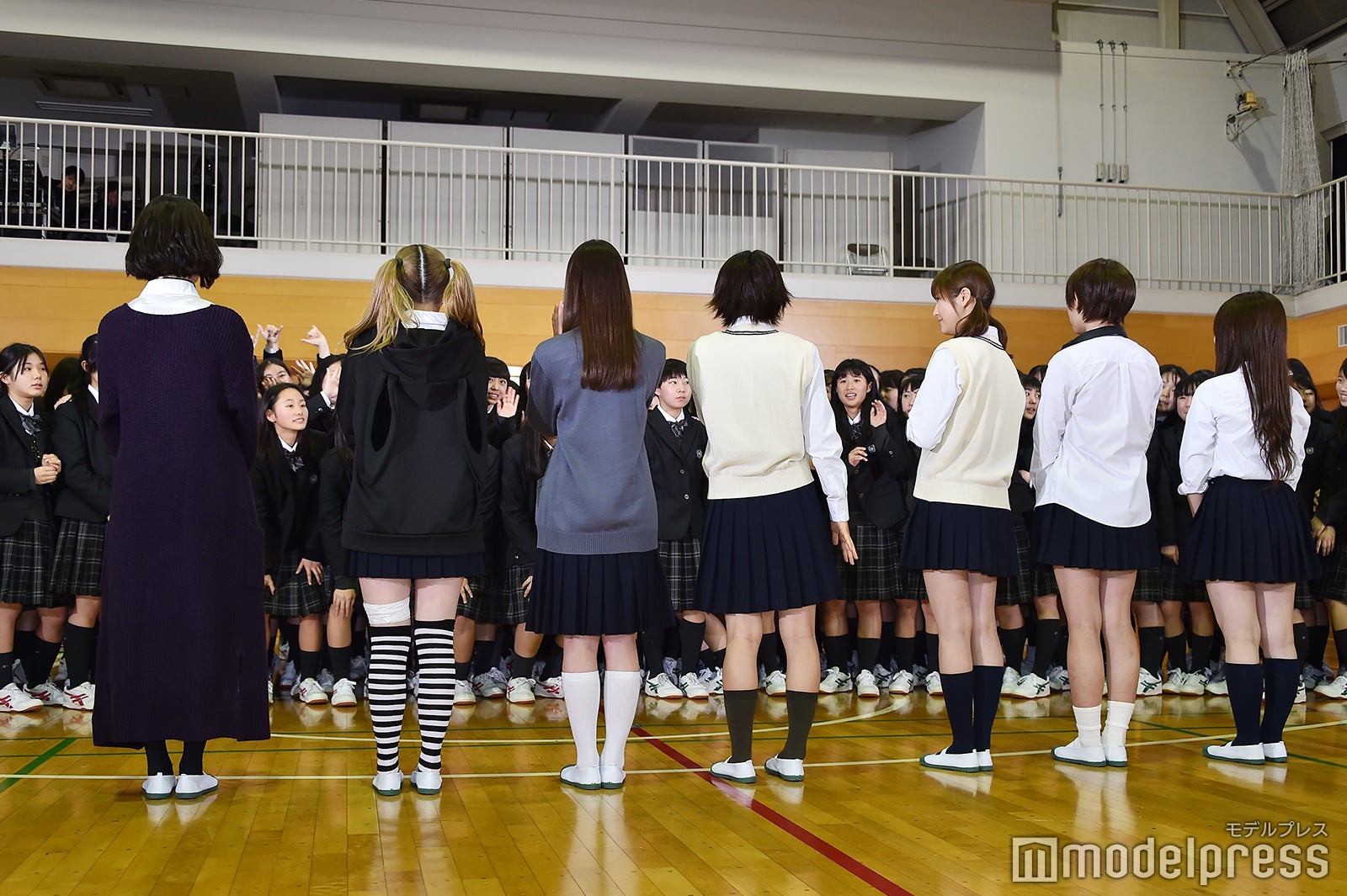 生徒に挨拶するキャスト陣（C）モデルプレス