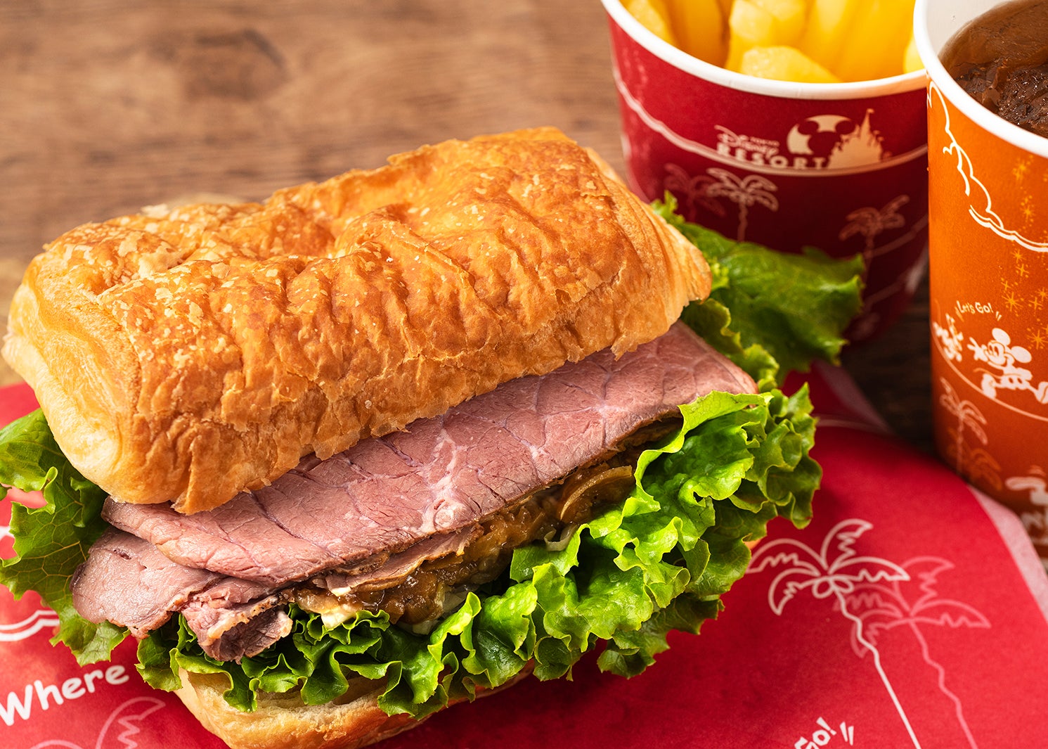 ローストビーフサンド　フレンチフライポテトセット、スーベニアランチョンマット付き1,940円（C）Disney