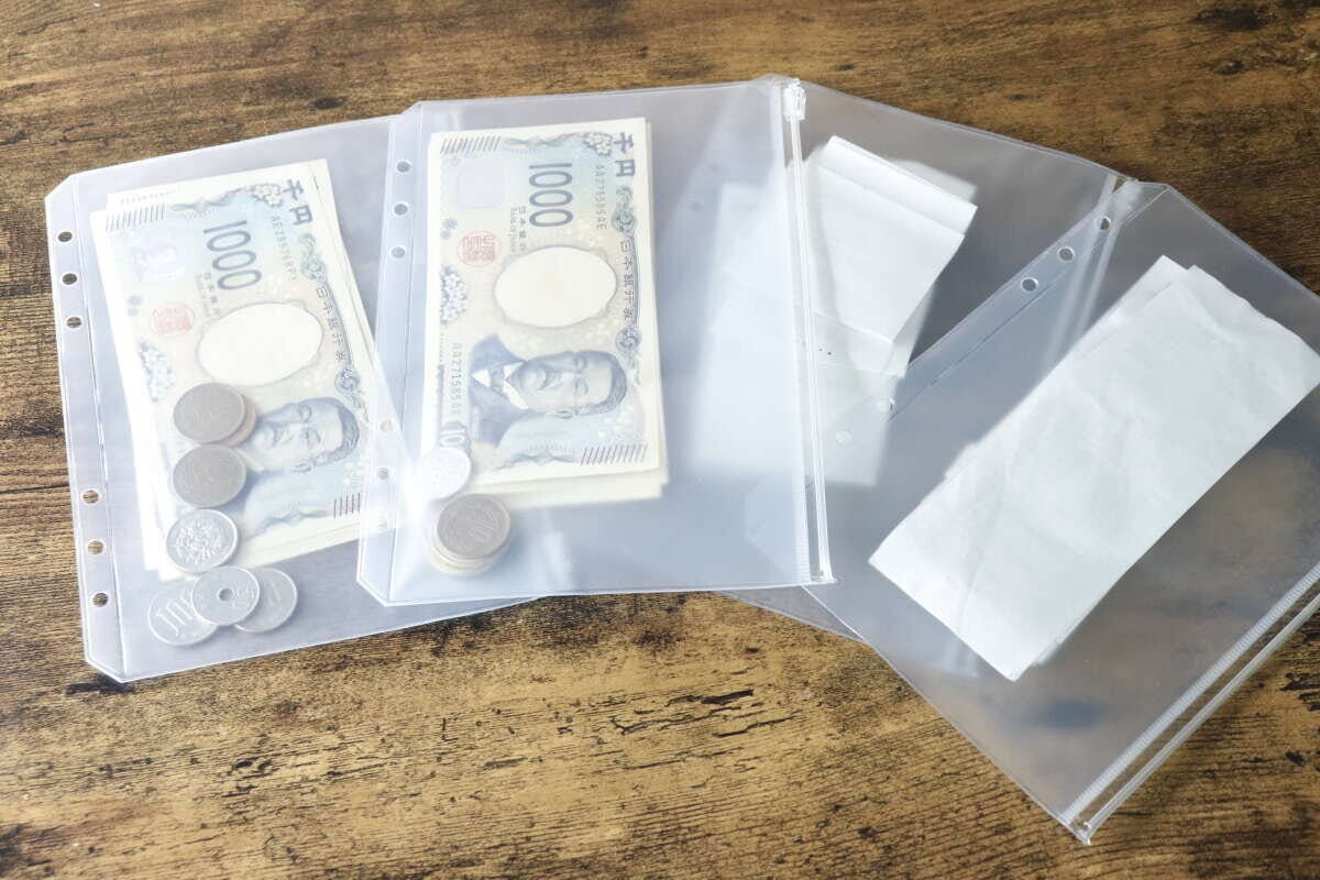 3枚のスライダーポケットに、お札、小銭、絆創膏がそれぞれ入っている