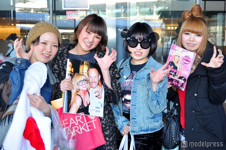 空港に集まったレディー・ガガファン