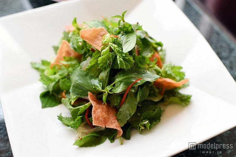 パクチー中にはサーモンが「Yum Pla Salmon」500バーツ