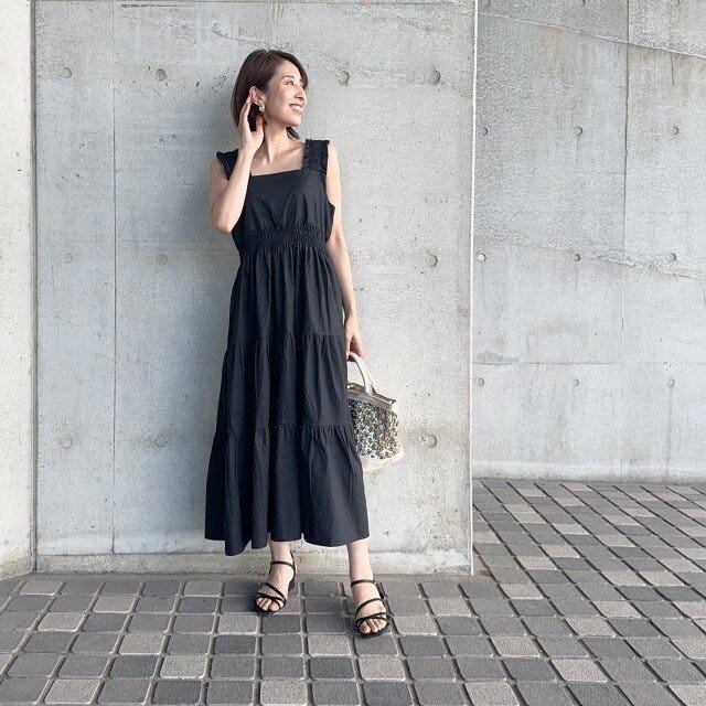 ノースリーブ&ティアードで華やかに 大人女性の夏の黒ティアードワンピースコーデ