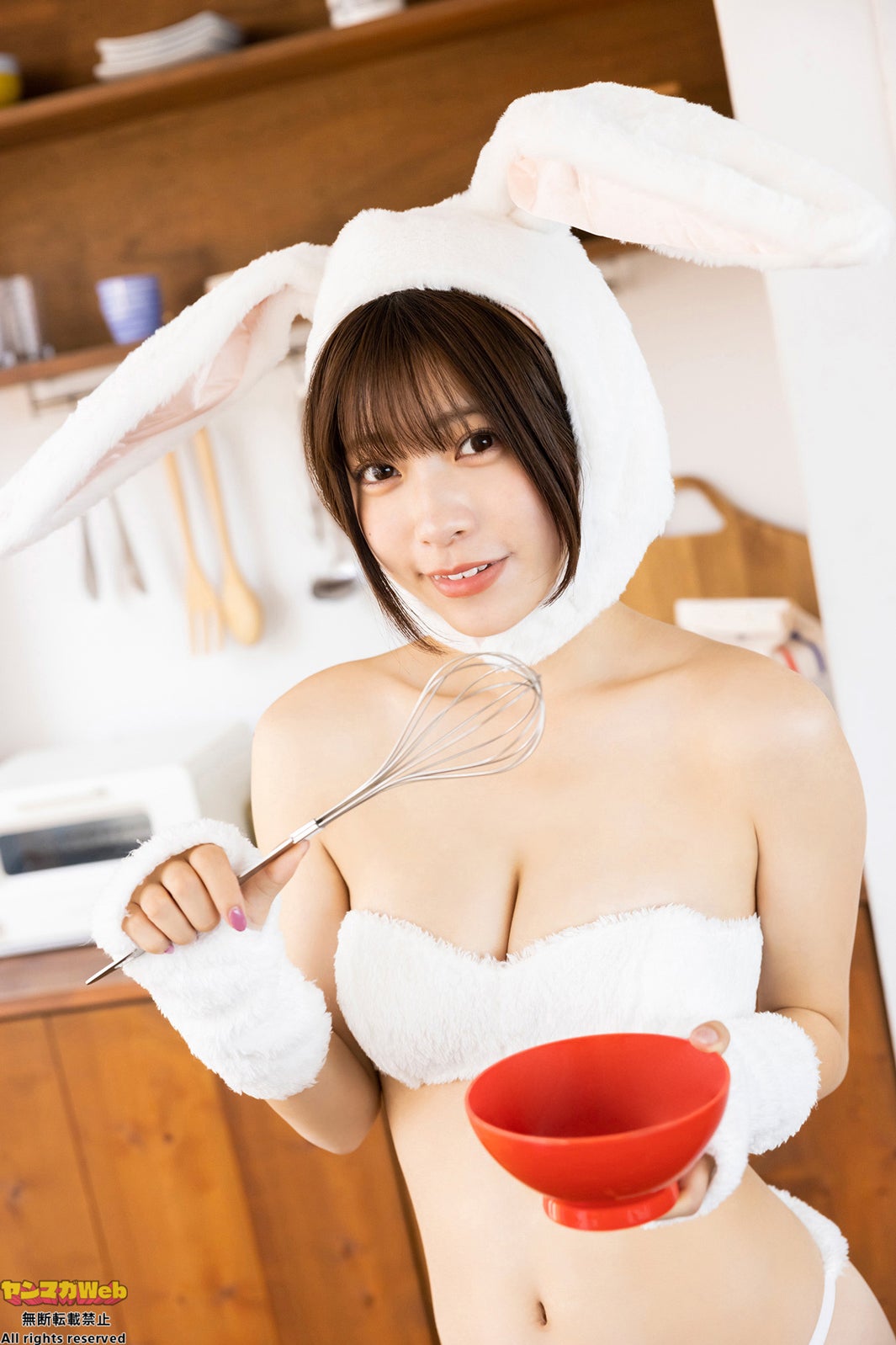 「ミスマガジン2022」三野宮鈴、美谷間輝くウサギ姿にキュン