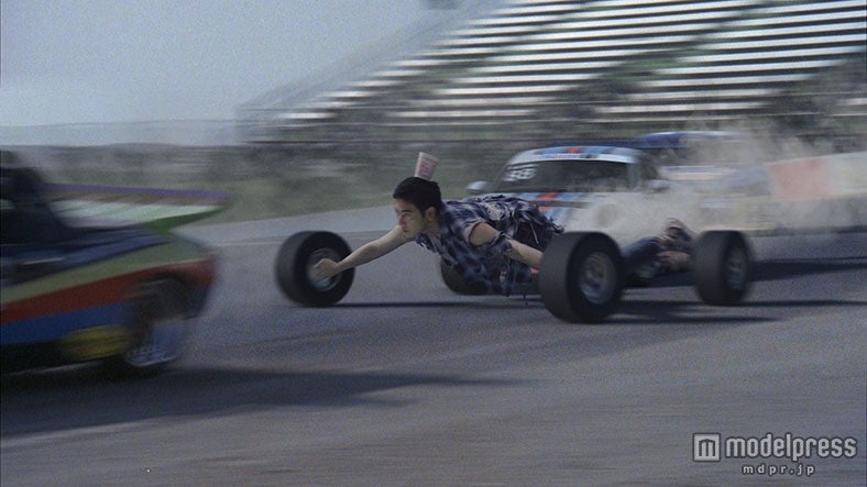 車に変身した佐藤健／CMカットより